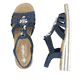 Blaue Rieker Keilsandaletten V0649-14 mit Schmuckelementen sowie einem Gummizug. Schuh von oben, liegend.