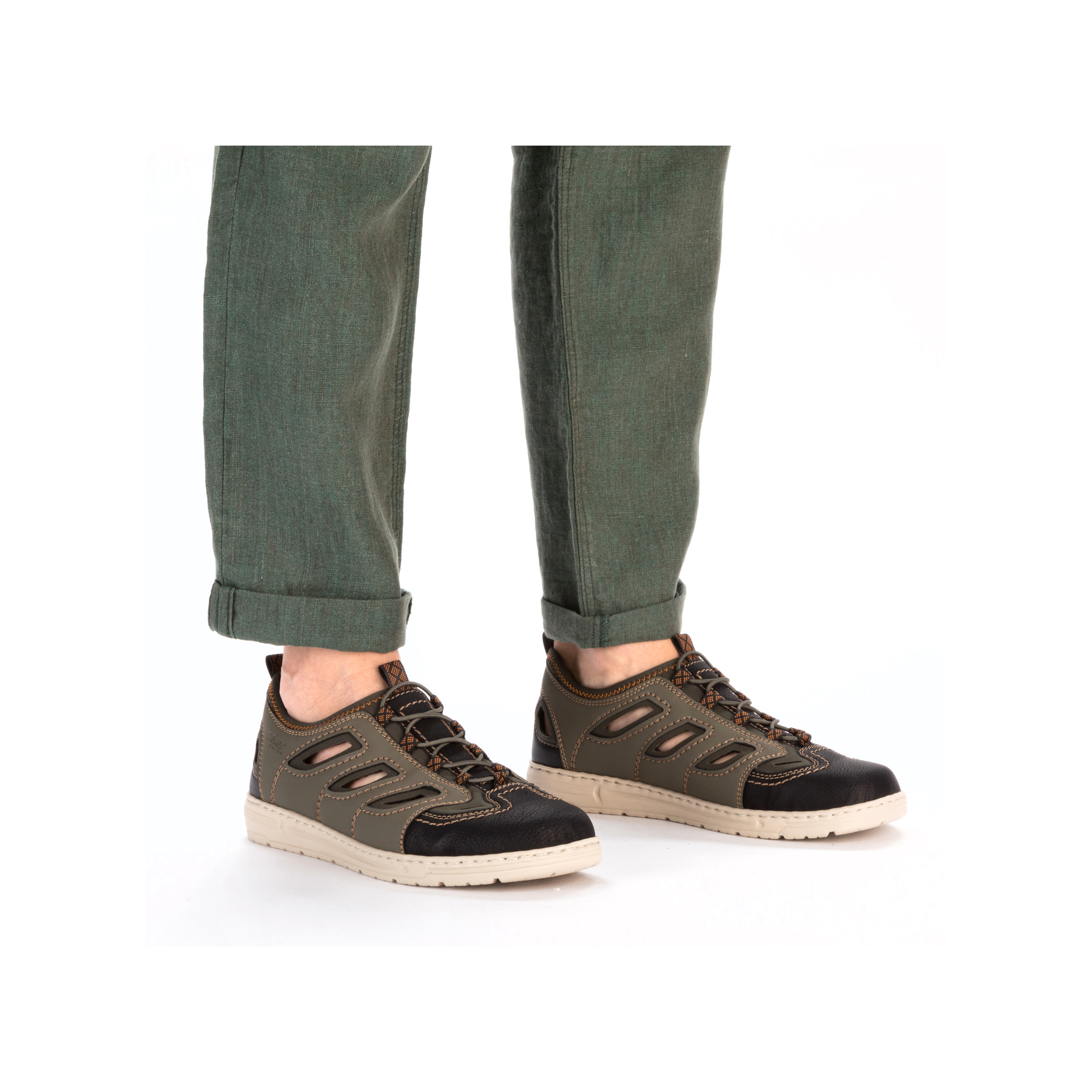 Grüne Rieker Herren Slipper 08665-54 mit Gummischnürung sowie Ziernähten. Schuh am Fuß.