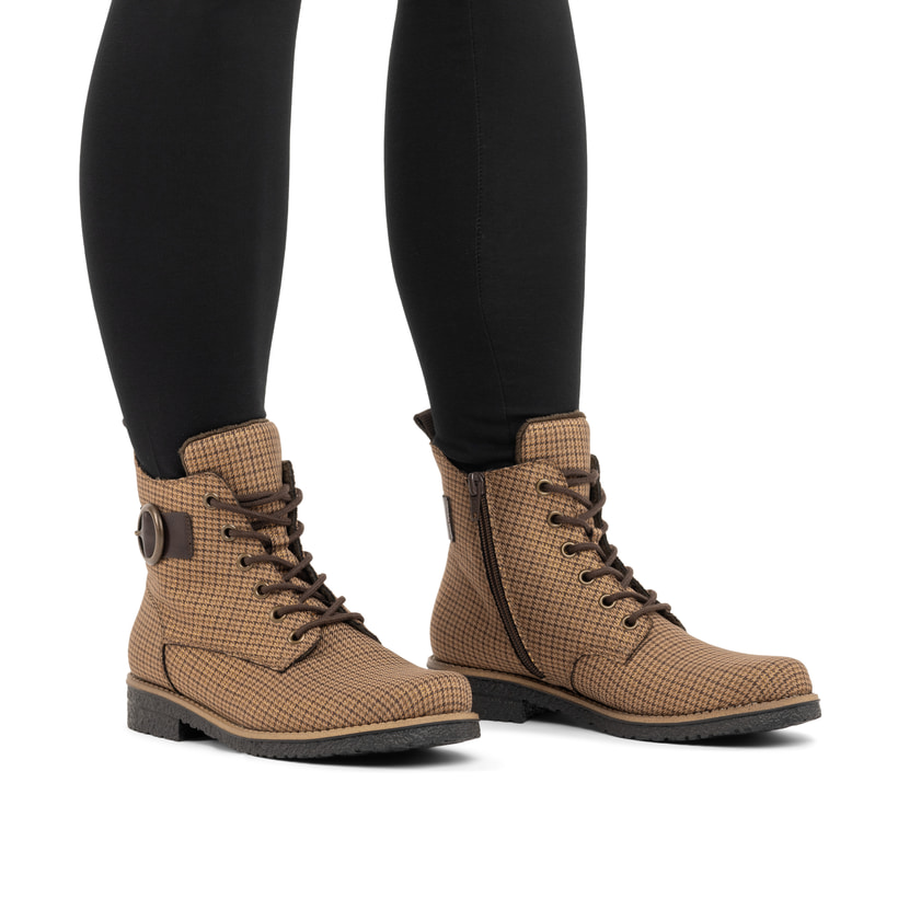 Beige Rieker Damen Schnürstiefel 73520-64 mit Deko-Schnalle. Schuh am Fuß.