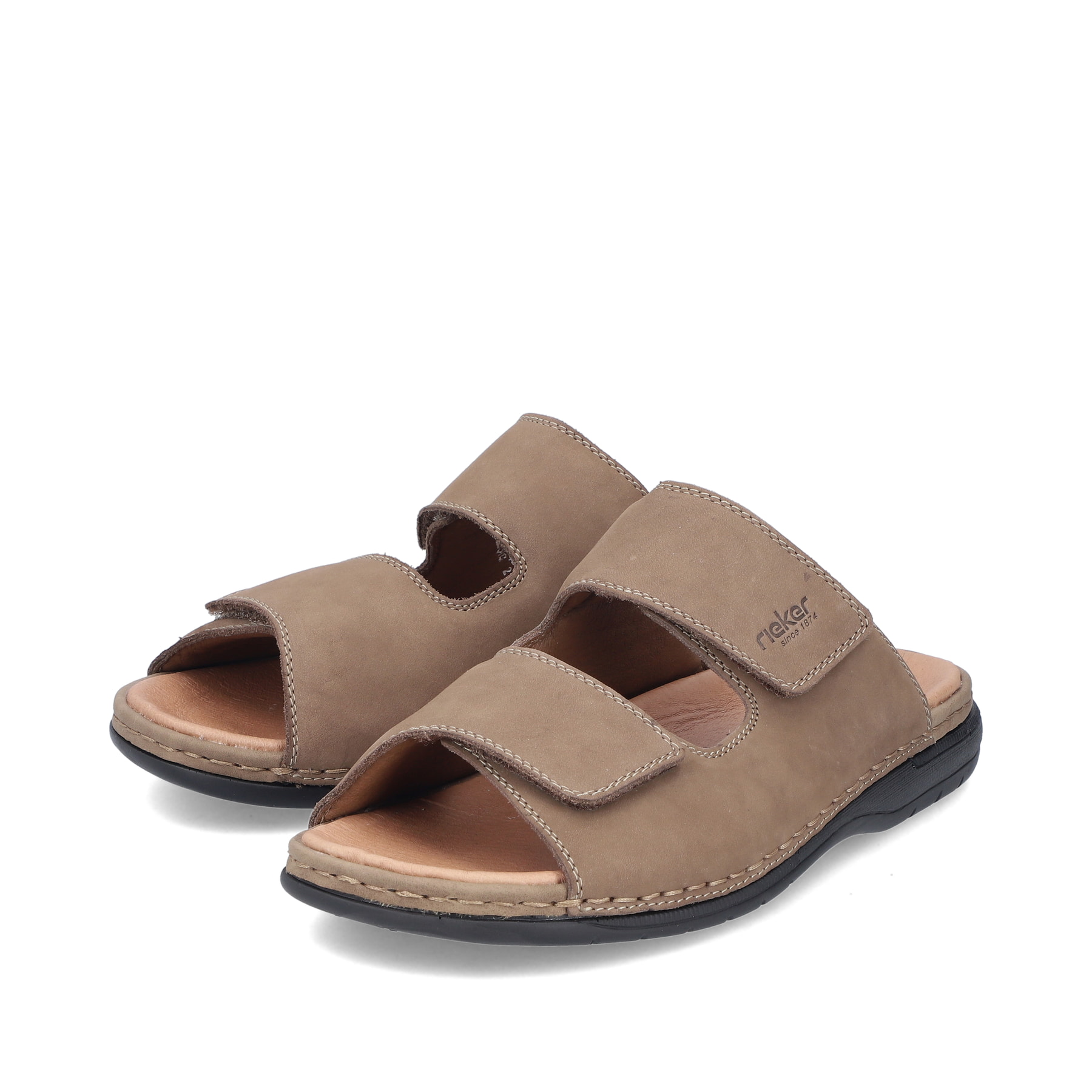 Champagnerfarbene Rieker Herren Pantoletten 25594-25 mit einem Klettverschluss. Schuhpaar seitlich schräg.