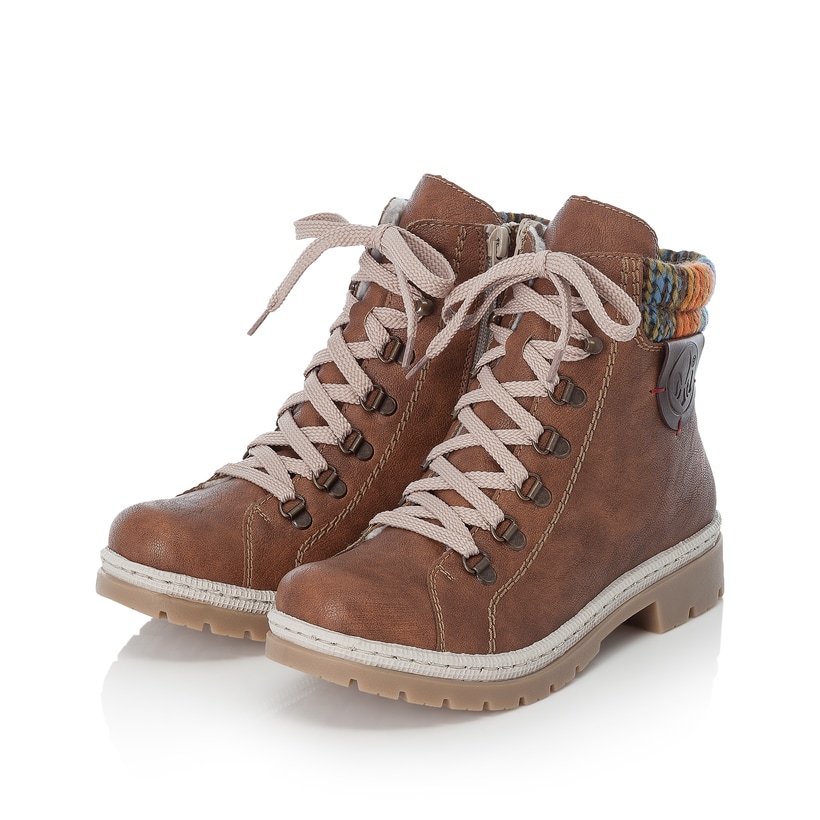 Braune Rieker Damen Schnürstiefel Y9430-22 mit Schaftkragen in Strick-Optik. Schuhpaar seitlich schräg.