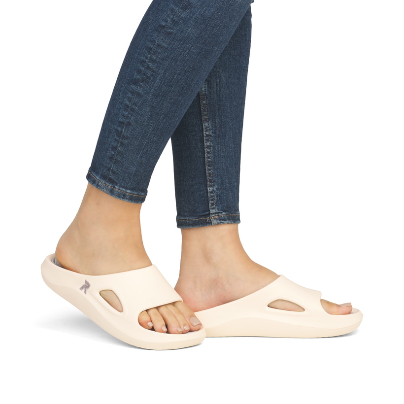 Beige Rieker Damen Pantoletten W3450-60 mit flexibler und ultraleichter Sohle. Schuh am Fuß.