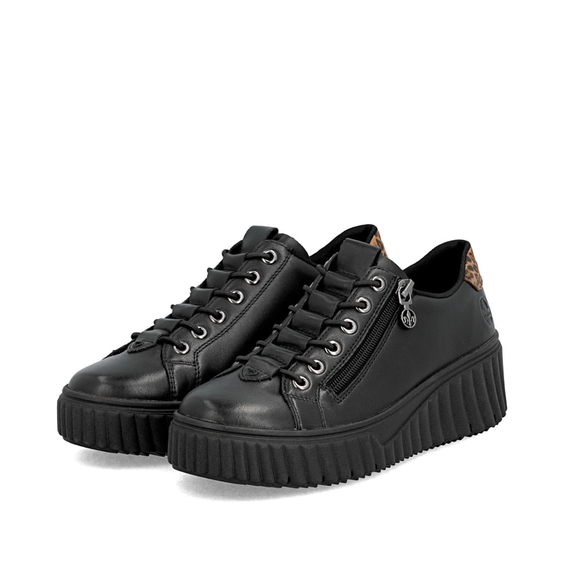 Schwarze Rieker Damen Sneaker Low N2555-01 aus Glattleder mit Reißverschluss. Schuhpaar seitlich schräg.