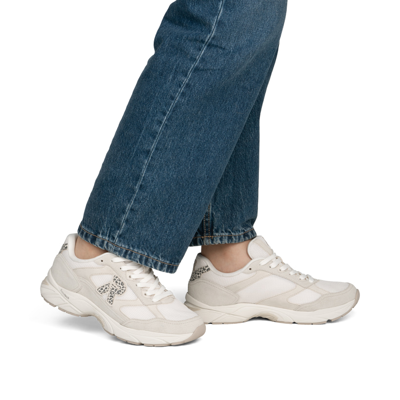 Weisse Rieker Sport Damen Sneaker Low W4201-80. Schuh am Fuß.