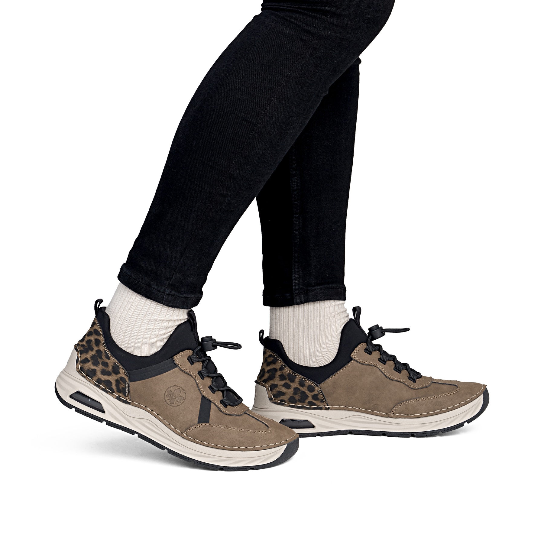 Braun-schwarze Rieker Damen Slipper 44551-24 mit Rieker Air Sohlenfenster. Schuh am Fuß.