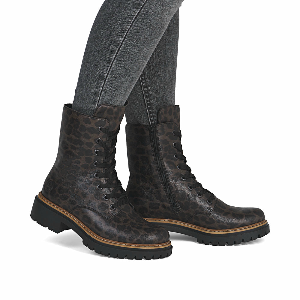 Mehrfarbige Rieker Damen Biker Boots 72627-90 mit Leo-Print sowie Reißverschluss. Schuh am Fuß.