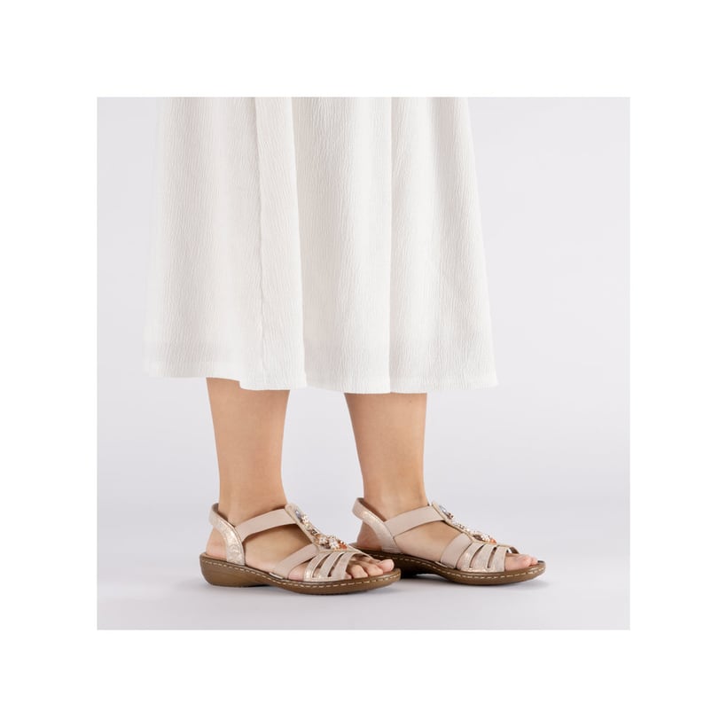 Rosane Rieker Damen Riemchensandalen 60855-31 mit Schmuckelementen. Schuh am Fuß.