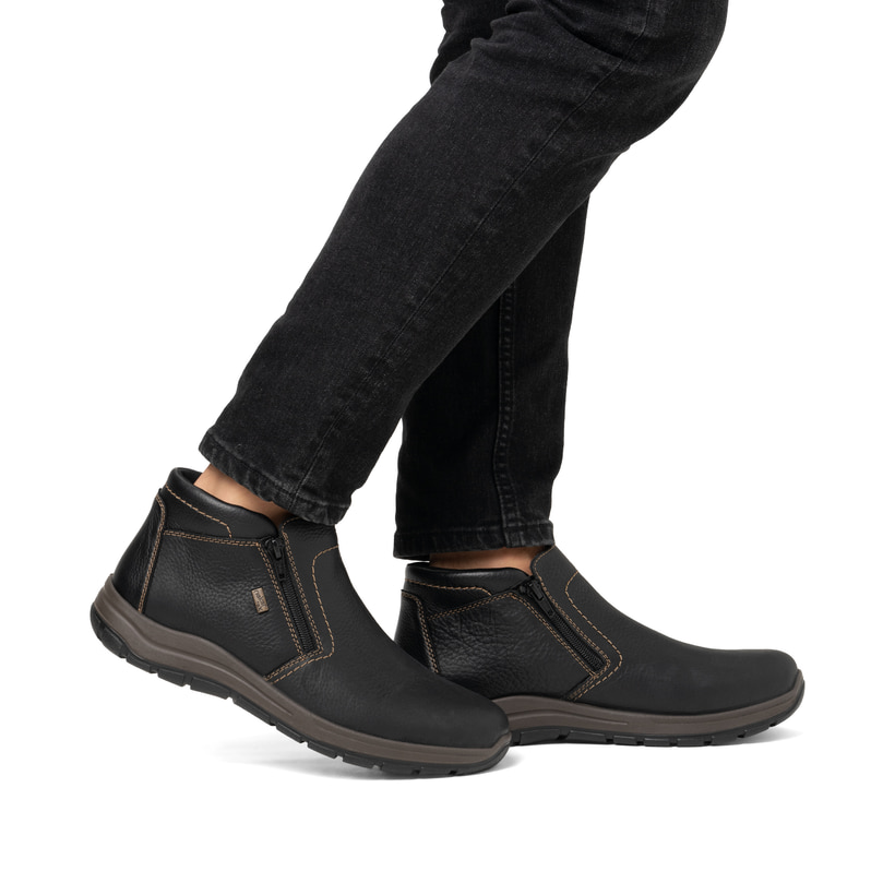 Schwarze Rieker Herren Slipper 03673-00 mit wasserabweisender RiekerTEX-Membran. Schuh am Fuß.