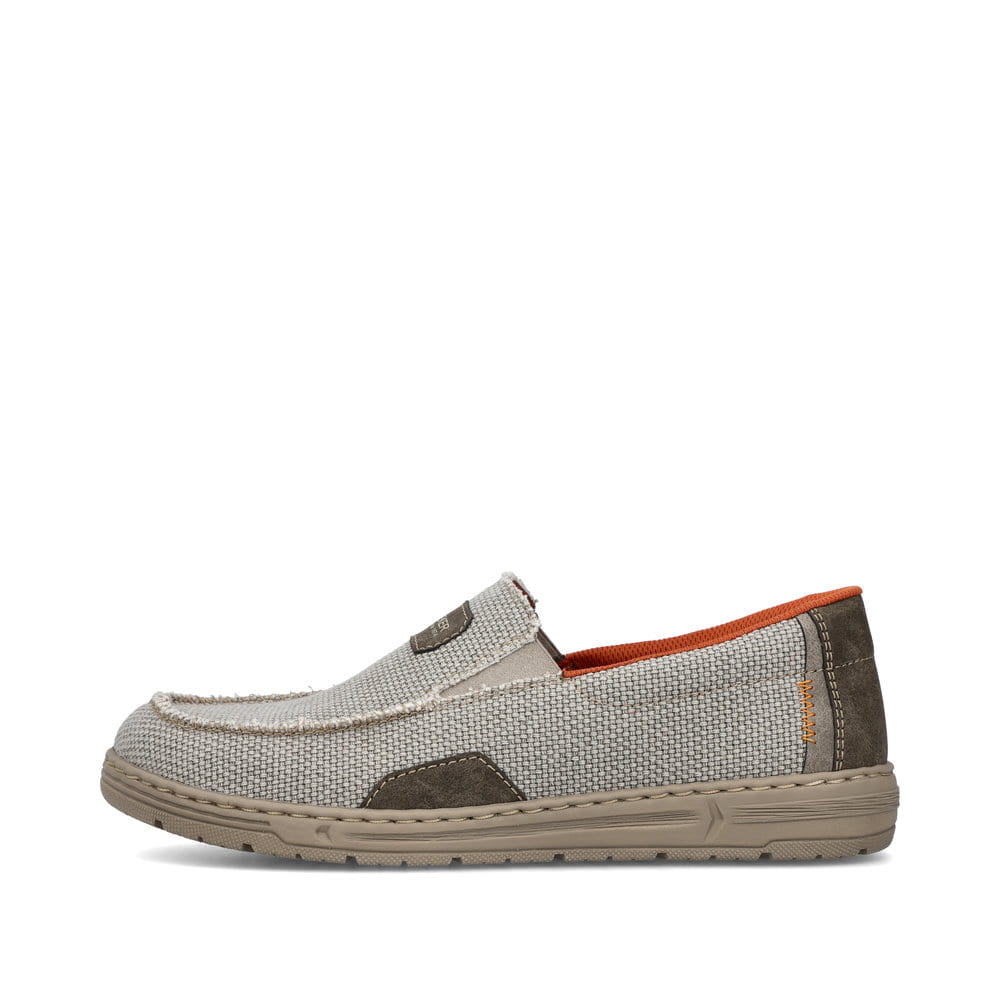 Beige Rieker Herren Slipper 08651-62 mit einem Gummizug sowie der Extraweite H. Schuh Außenseite.