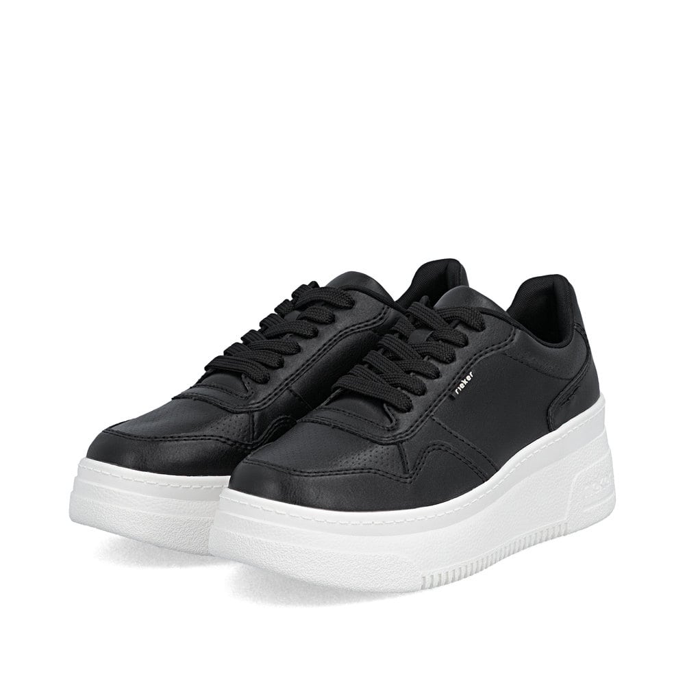 Baskets basses Rieker noires pour femme M7811-00 avec lacets. Chaussures inclinées sur le côté.