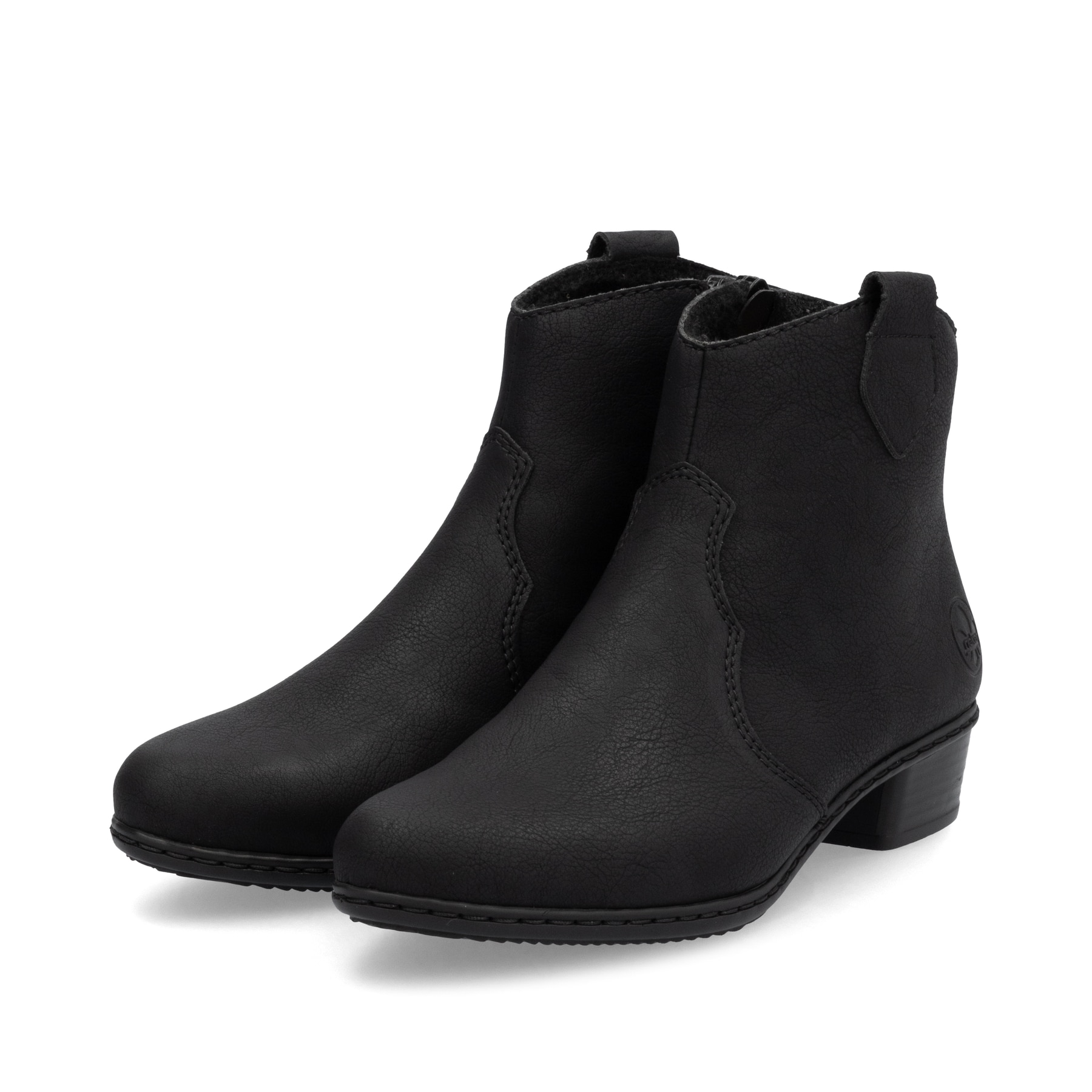 Nachtschwarze Rieker Damen Stiefeletten Y0762-00 mit einem Reißverschluss. Schuhpaar seitlich schräg.