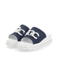Blaue Rieker Damen Pantoletten W1652-14 mit ultra leichter und flexibler Sohle. Schuhpaar seitlich schräg.