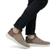 Beige Rieker Herren Slipper 13150-64 mit einem Gummizug sowie Komfortweite G 1/2. Schuh am Fuß.