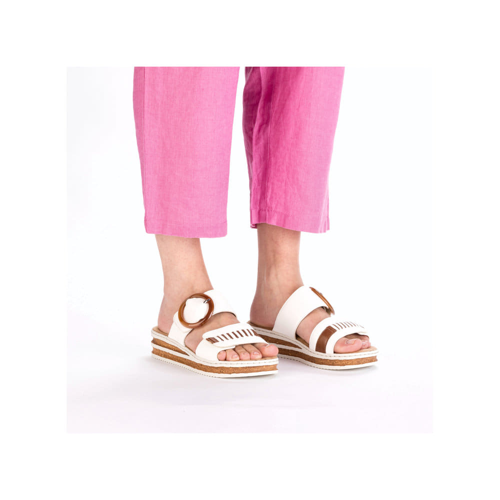 Weiße Rieker Damen Pantoletten 62993-80 mit modischen Flechtelementen. Schuh am Fuß.