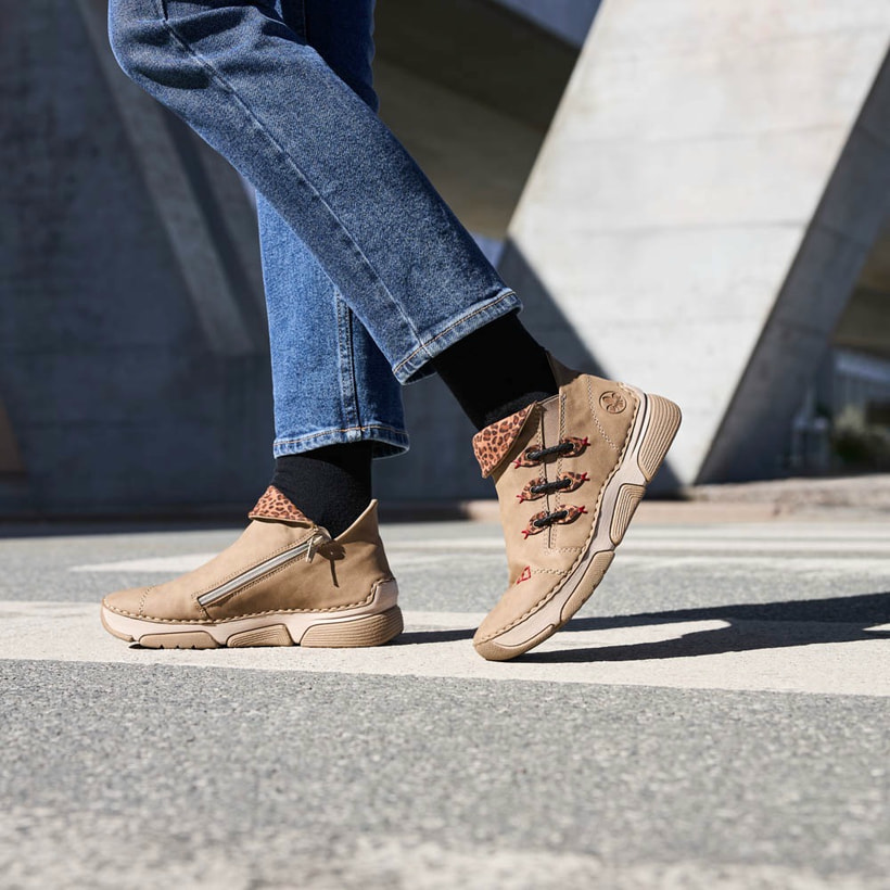 Beige Rieker Damen Kurzstiefel 45983-64 getragen