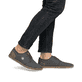 Graue Rieker Herren Schnürschuhe B5249-45 mit der Komfortweite G 1/2. Schuh am Fuß.