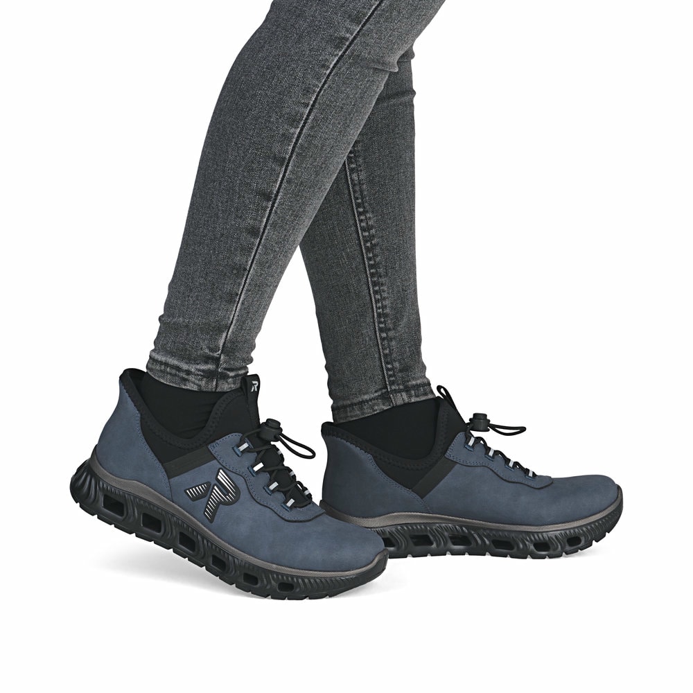 Blauschwarze Rieker Damen Sneaker Low M6065-12 mit praktischer easy in Funktion. Schuh am Fuß.