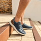 Blaue Rieker Herren Sneaker Low 16901-14 mit Reißverschluss sowie Extraweite H. Schuh am Model.