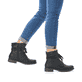 
Asphaltschwarze Rieker Damen Schnürstiefel 71229-02 mit einer leichten Sohle. Schuh am Fuß