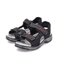 Schwarze Rieker Herren Trekkingsandalen 21760-00 mit einem Klettverschluss. Schuhpaar seitlich schräg.