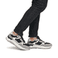 Schwarze Rieker Herren Sneaker Low U1300-00 mit einer Schnürung. Schuh am Fuß.