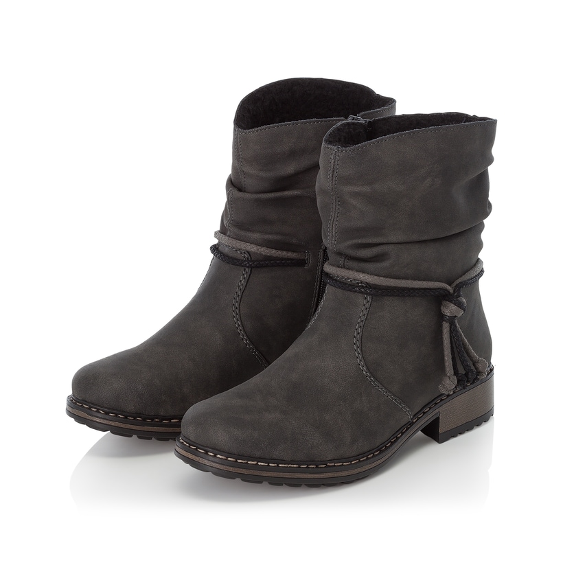 Asphaltgraue Rieker Damen Kurzstiefel Z6893-45 mit modischer Kordel. Schuhpaar seitlich schräg.