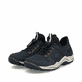 Dunkelblaue Rieker Damen Slipper L0593-14 mit einem Gummizug. Schuhpaar seitlich schräg.