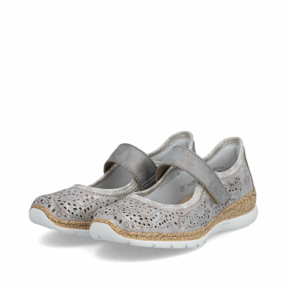 Beige Rieker Ballerinas N4299-90 mit metallischem Finish sowie Klettverschluss. Schuhpaar seitlich schräg.