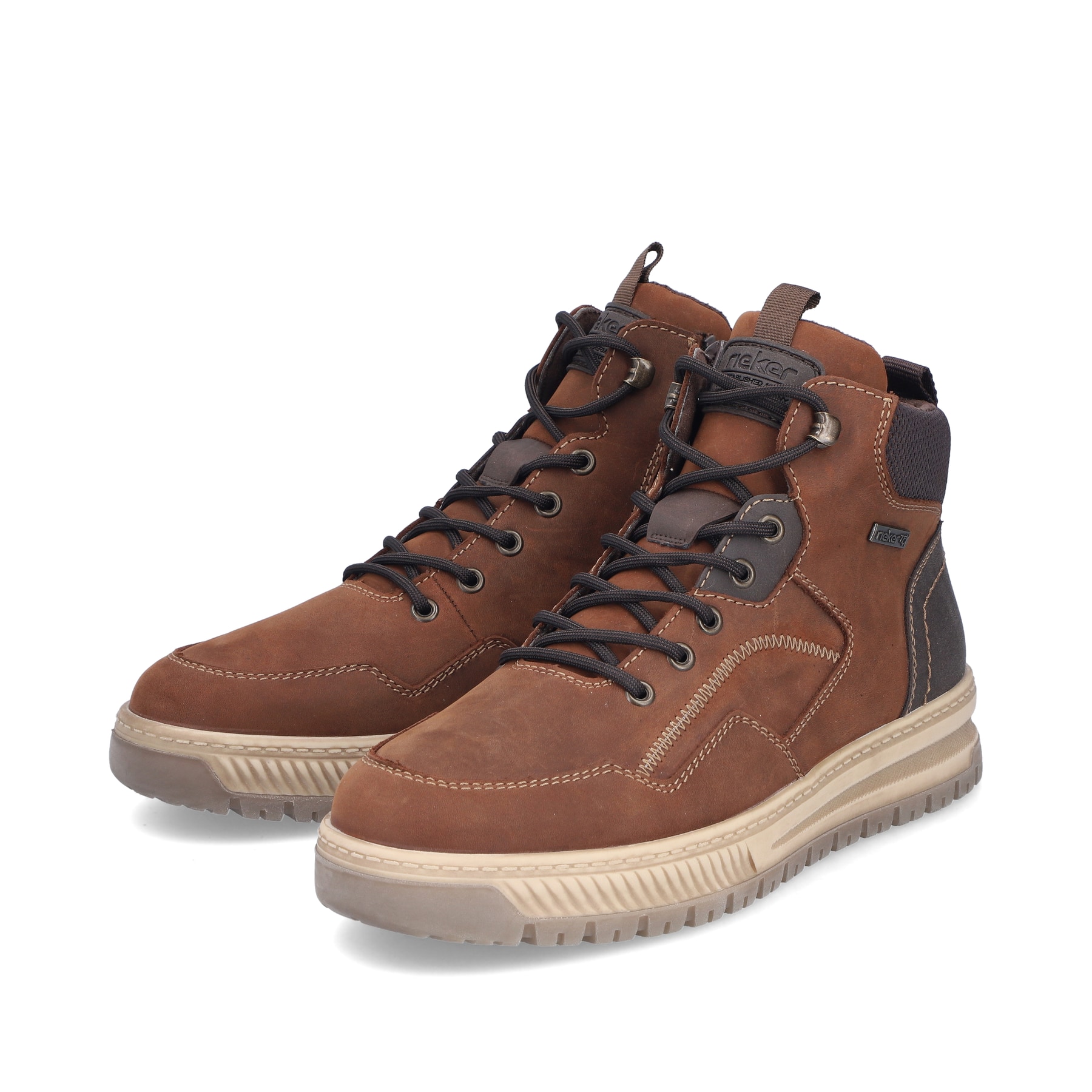 Braune Rieker Herren Schnürstiefel 38554-22 aus Rauleder. Schuhpaar seitlich schräg.