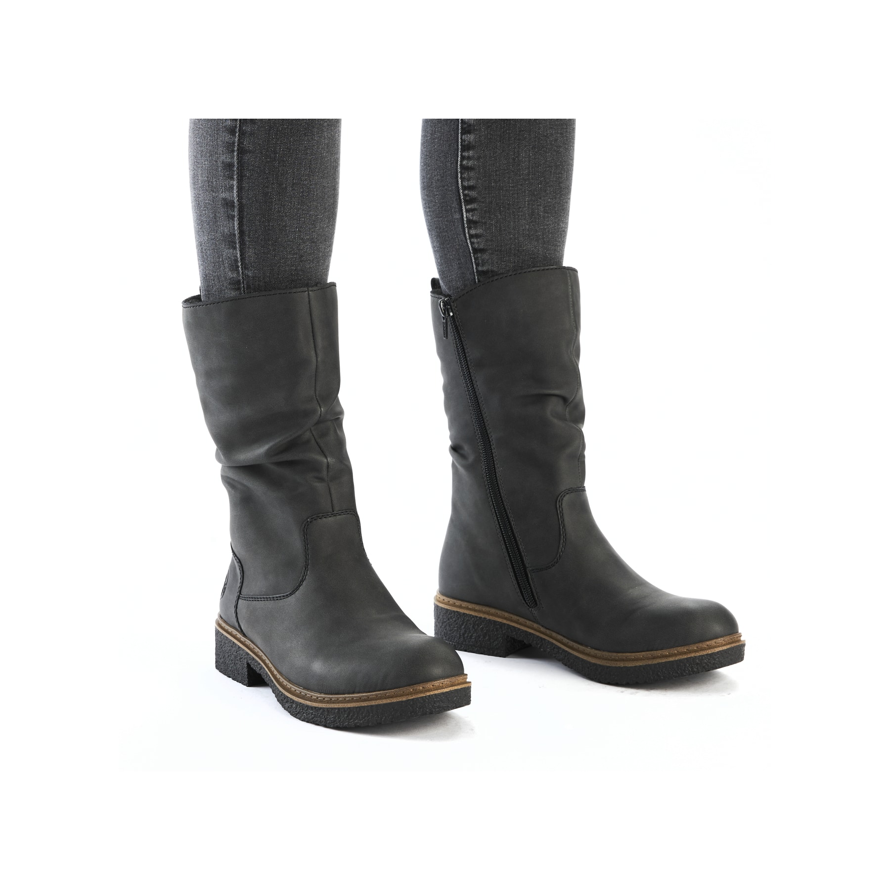 
Sandbeige Rieker Damen Chelsea Boots Z4994-60 mit einer schockabsorbierenden Sohle. Schuh seitlich schräg