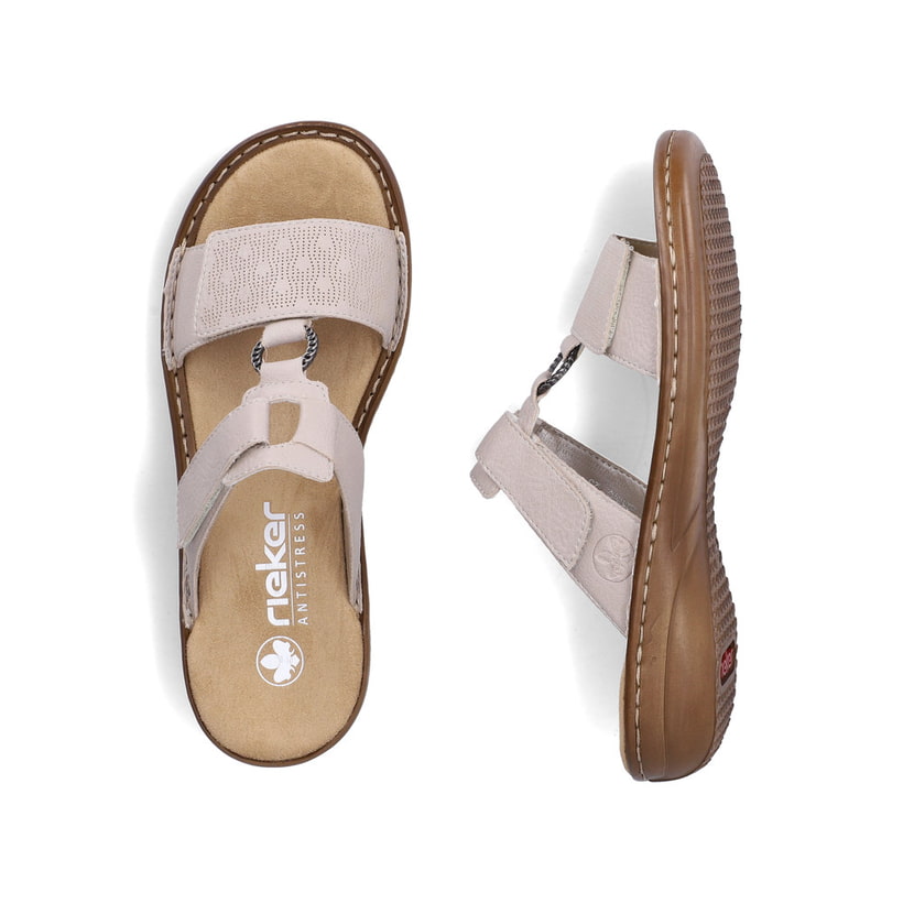 Beige Rieker Damen Pantoletten 60885-62 mit Schmuckelementen. Schuh von oben, liegend.