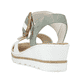 Weiße Rieker Keilsandaletten 67476-81 mit trendigen Schnalle. Schuh von hinten.