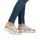 Beige vegane Rieker Damen Trekkingsandalen 68895-64 mit Ready2GO Slip-in Feature. Schuh am Fuß.