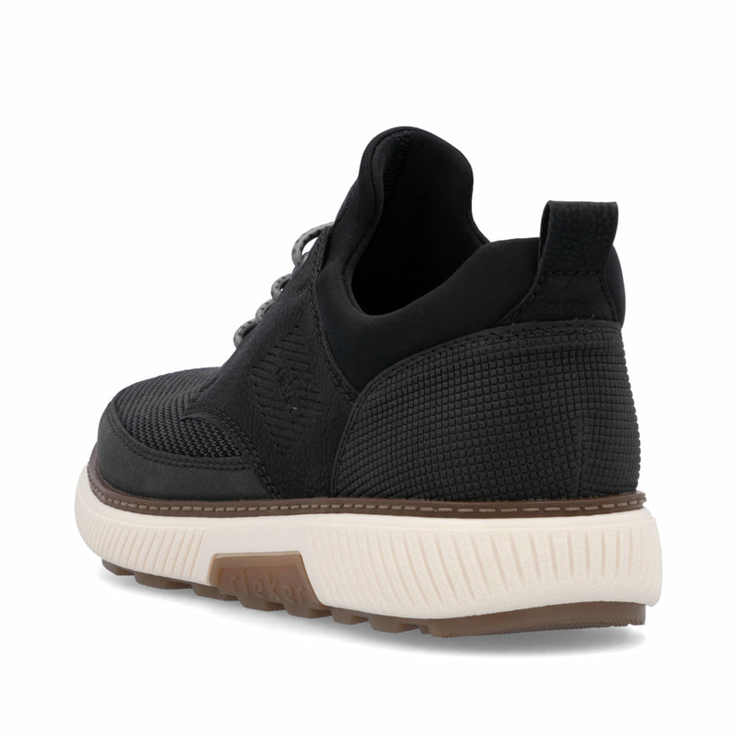 Schwarze Rieker Herren Slipper B3354-00 mit einem Gummizug sowie Extraweite H. Schuh von hinten.