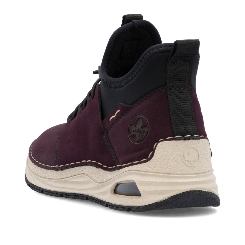Rotschwarze Rieker Damen Slipper 44560-30 mit Rieker Air Sohlenfenster. Schuh von hinten.