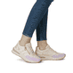 Beige Rieker Damen Sneaker Low M6601-60 mit modernen Ziernähten. Schuh am Fuß.