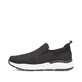 Schwarze Rieker Herren Slipper B5062-00 mit Elastikeinsatz sowie Löcheroptik. Schuh Außenseite.
