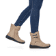 
Tiefschwarze Rieker Damen Kurzstiefel Z68M1-01 mit einer schockabsorbierenden Sohle. Schuh seitlich schräg