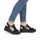 Schwarze Rieker Damen Sandalen 68075-00 mit einem Gummizug. Schuh am Fuß.