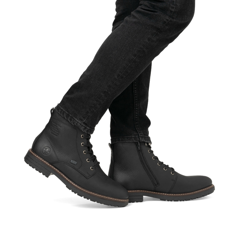 Schwarze Rieker Herren Schnürstiefel 33121-00 mit wasserabweisender TEX-Membran. Schuh am Fuß.