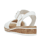 Weiße Rieker Keilsandaletten V3691-80 mit trendigen Schnalle. Schuh von hinten.