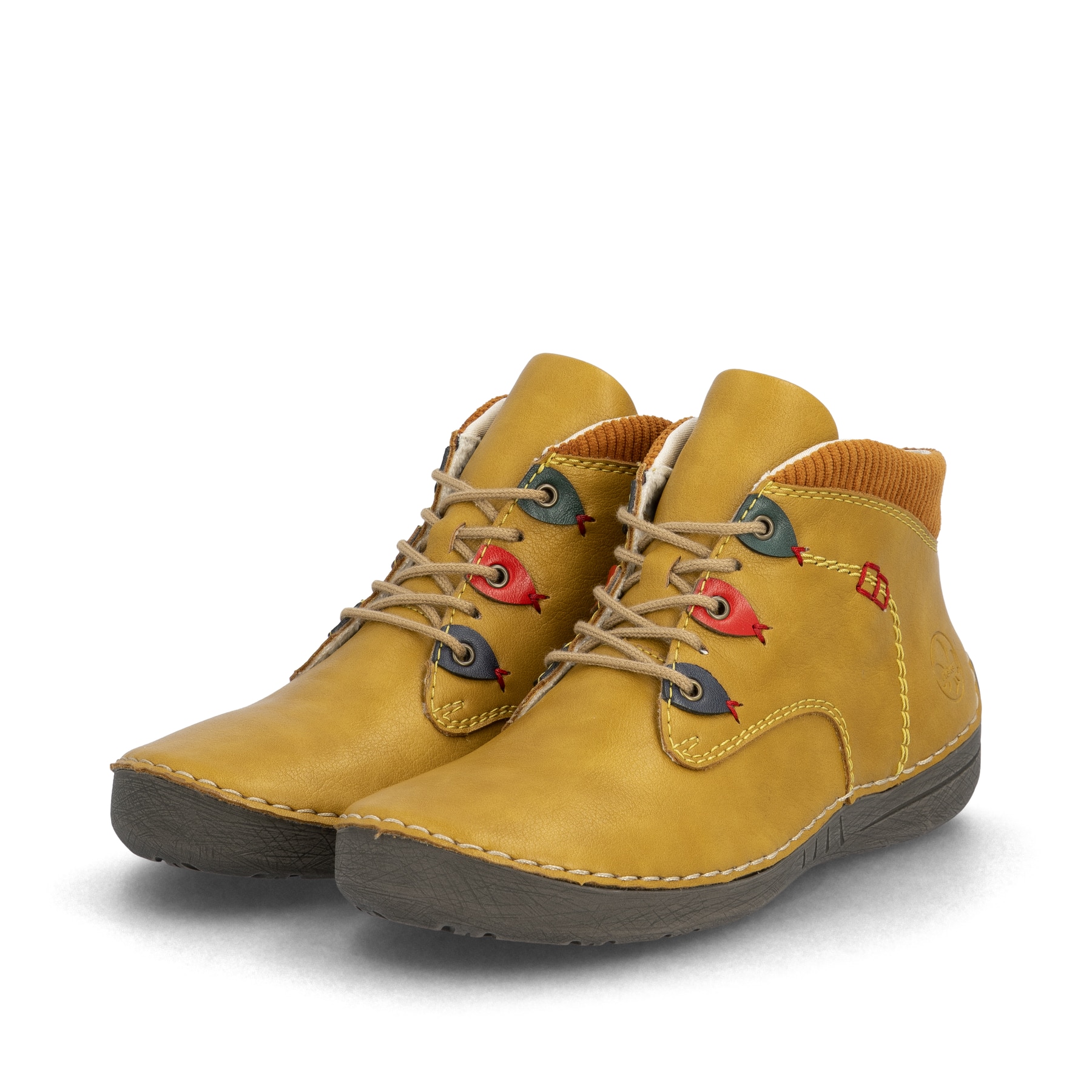 Ockerfarbene Rieker Damen Kurzstiefel 52544-68 mit farbenfrohen Details. Schuhpaar seitlich schräg.