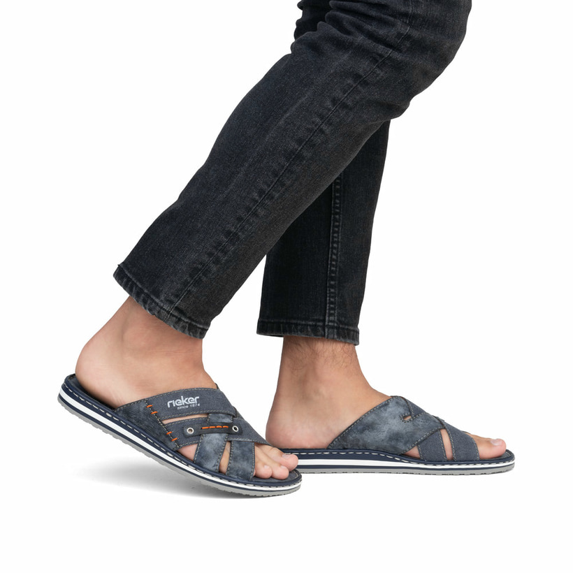 Blaue Rieker Herren Pantoletten 21599-14 mit Komfortweite G sowie leichter Sohle. Schuh am Fuß.