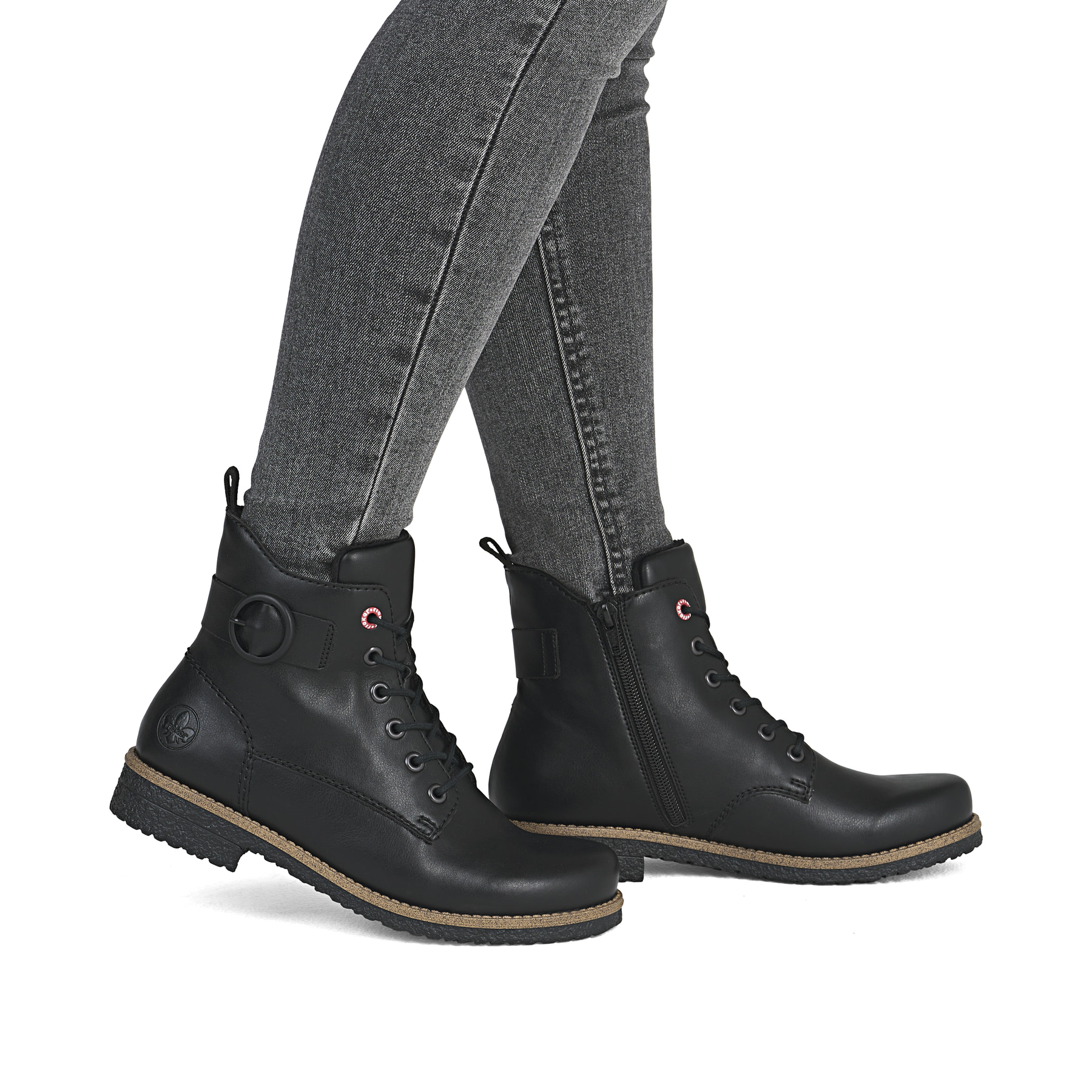 Schwarze Rieker Damen Schnürstiefel 73520-00 mit Deko-Schnalle. Schuh am Fuß.