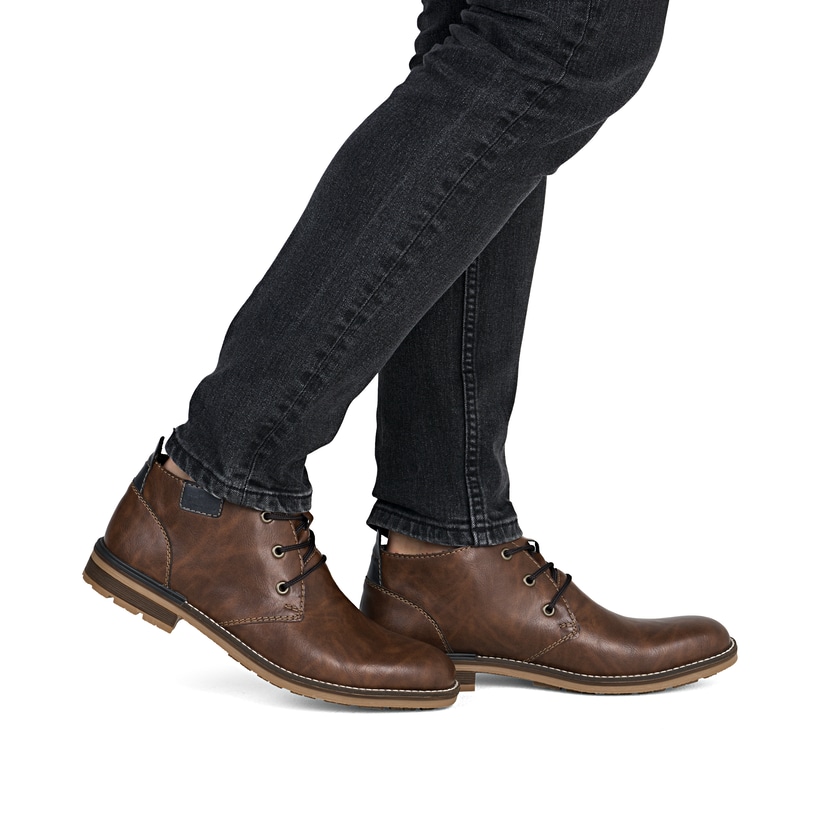 Hellbraune Rieker Herren Schnürschuhe B1340-22 mit der Komfortweite G 1/2. Schuh am Fuß.