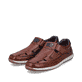 Braune Rieker Herren Slipper 08838-24 mit einem Klettverschluss sowie Ziernähten. Schuhpaar seitlich schräg.