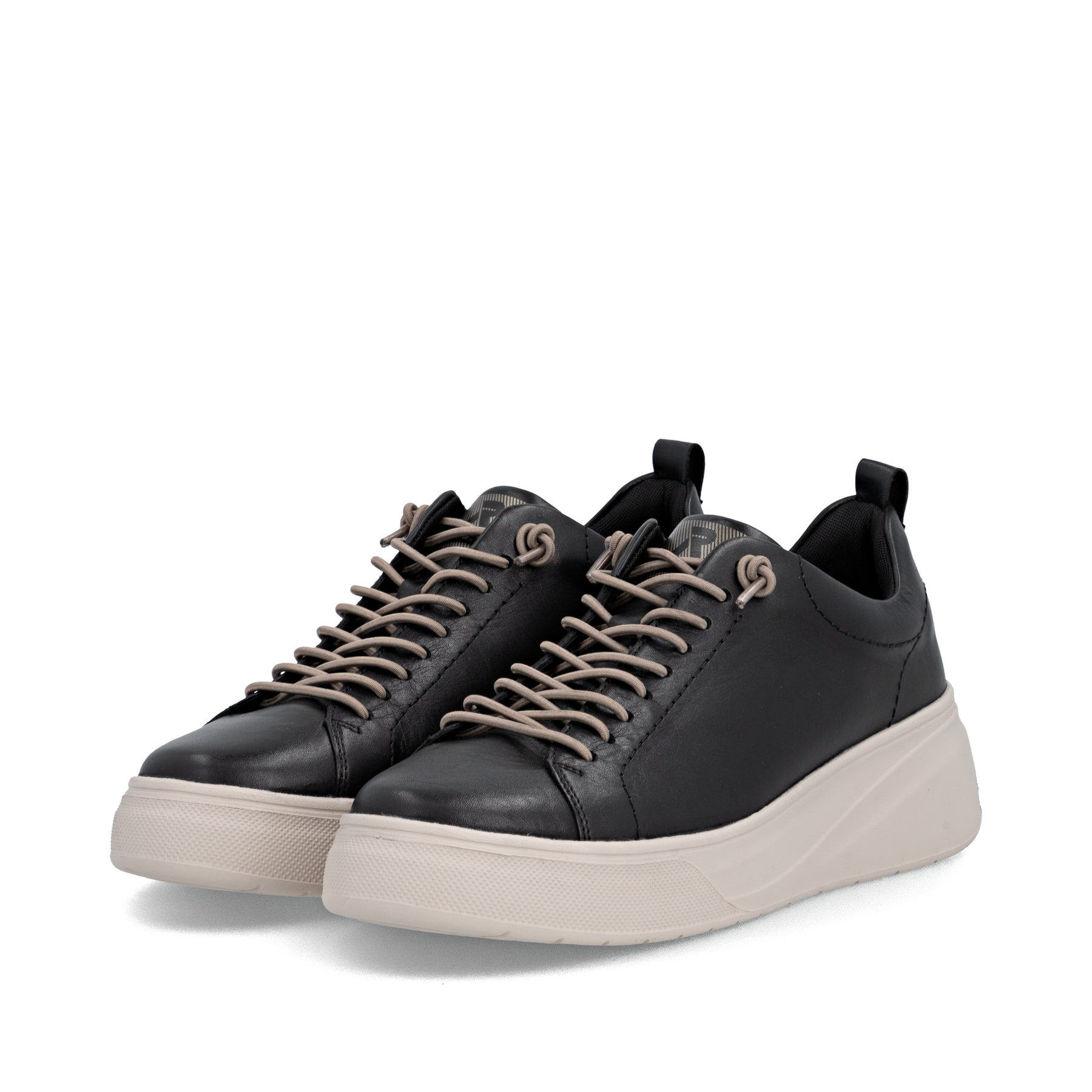 Schwarze Rieker Damen Sneaker Low W2301-00 aus Glattleder mit einer Schnürung. Schuhpaar seitlich schräg.