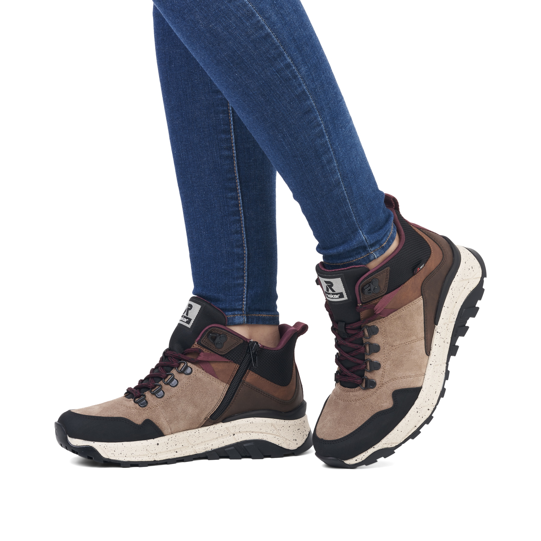Braune Rieker Damen Sneaker High W0062-64 mit wasserabweisender TEX-Membran. Schuh am Fuß.