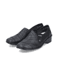Schwarze Rieker Damen Slipper 48260-01 mit modernen Ziernähten sowie Gummizug. Schuhpaar seitlich schräg.