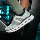 Grüne vegane Rieker Damen Sneaker Low M6061-52 mit einem Gummizug. Schuh am Model.